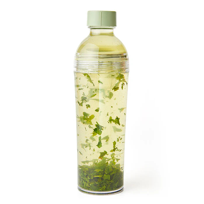 brewing_loose_leaf_tea_in_sage_green_tea_travel_bottle_portable_pct_resin