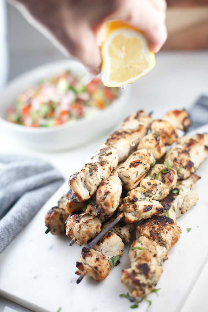 Greek Marinated Chicken Skewers #macrofriendly #light #healthy www.lillieeatsandtells.com
