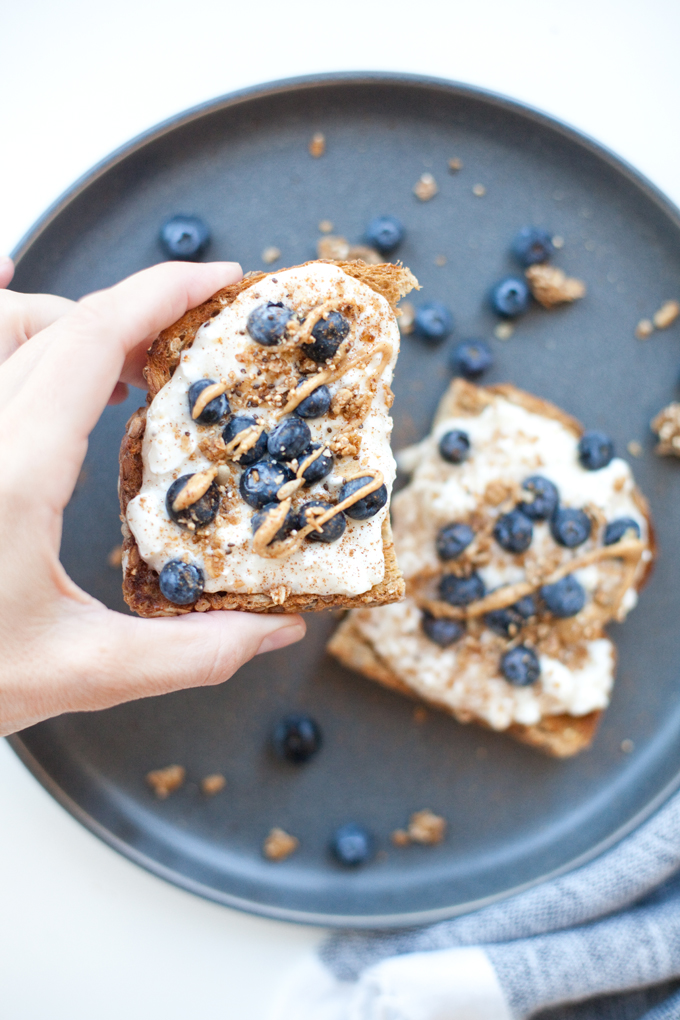 Blueberry Cottage Cheese Breakfast Toast www.lillieeatsandtells.com #macrofriendly #healthyrecipes #lowfat #macrofriendlyrecipes