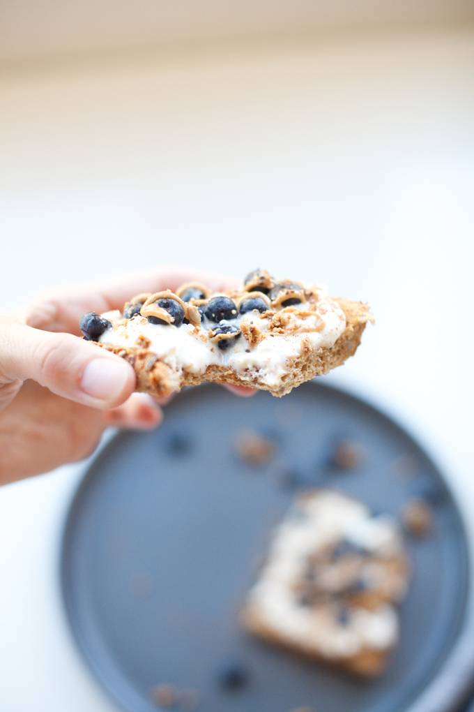 Blueberry Cottage Cheese Breakfast Toast www.lillieeatsandtells.com #macrofriendly #healthyrecipes #lowfat #macrofriendlyrecipes