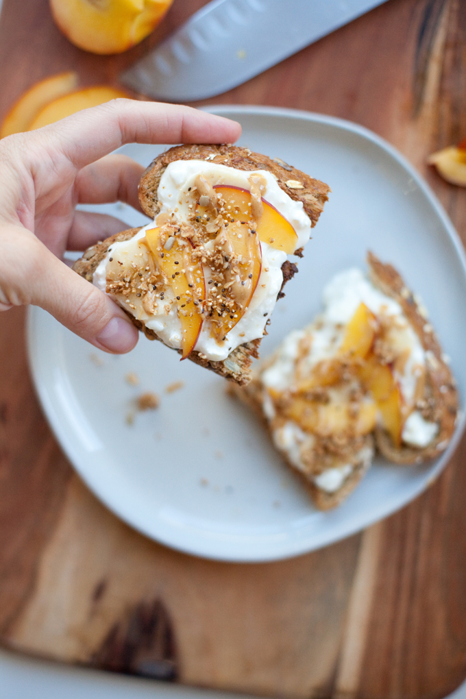 Cottage Cheese and Peach Toast www.lillieeatsandtells.com #macrofriendly #macrofriendlyrecipes #healthybreakfast #lowfat #highprotein