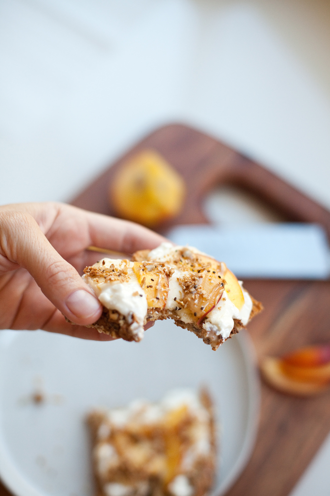 Cottage Cheese and Peach Toast www.lillieeatsandtells.com #macrofriendly #macrofriendlyrecipes #healthybreakfast #lowfat #highprotein