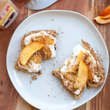 Cottage Cheese and Peach Toast www.lillieeatsandtells.com #macrofriendly #macrofriendlyrecipes #healthybreakfast #lowfat #highprotein