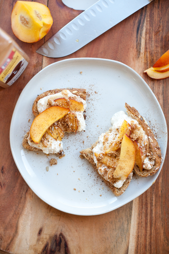 Cottage Cheese and Peach Toast www.lillieeatsandtells.com #macrofriendly #macrofriendlyrecipes #healthybreakfast #lowfat #highprotein