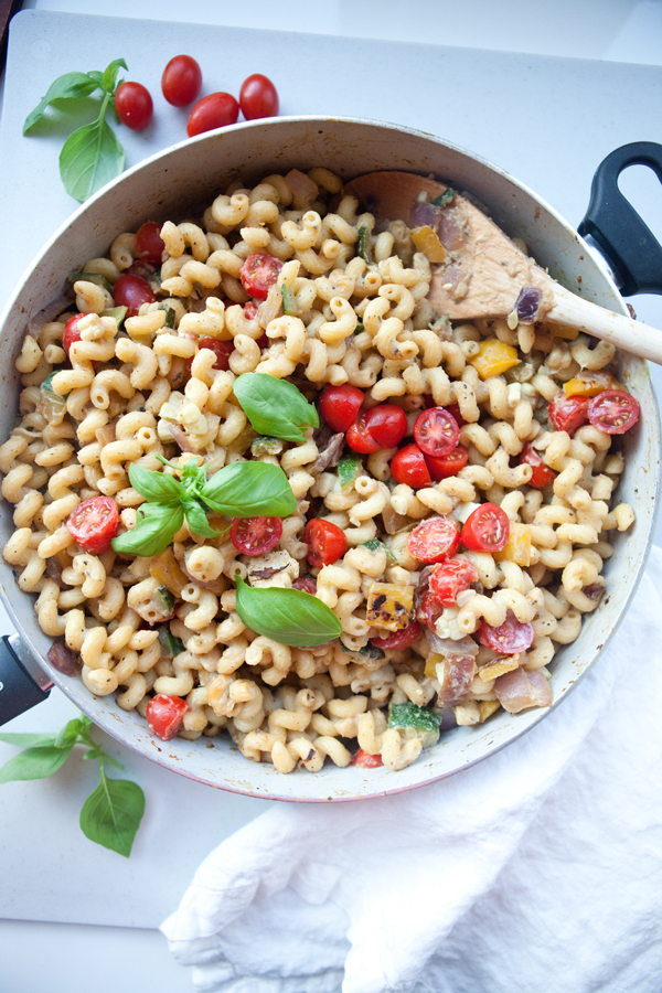 Skillet Veggie Pasta with Basil Cauliflower Cream Sauce www.lillieeatsandtells.com #macrofriendly #macrofriendlyrecipes #healthypastarecipe #cauliflowercreamsauce #iifym #weightwatchersrecipes