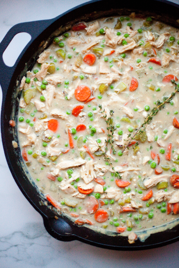 This creamy chicken pot pie soup is so flavorful. www.lillieeatsandtells.com