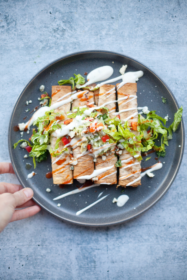healthy buffalo chicken taquitos. www.lillieeatsandtells.com