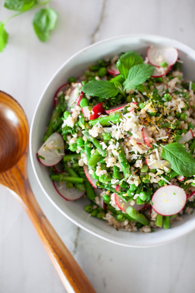 low-calorie with options to add more to this grain salad! www.lillieeatsandtells.com