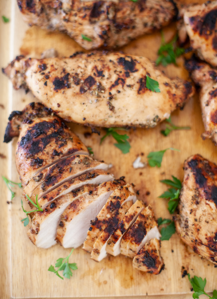 Counting macros shouldn't be boring. This balsamic grilled chicken will solve that. www.lillieeatsandtells.com