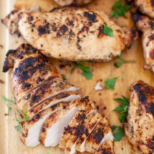 This grilled chicken is perfect for meal prep days. www.lillieeatsandtells.com