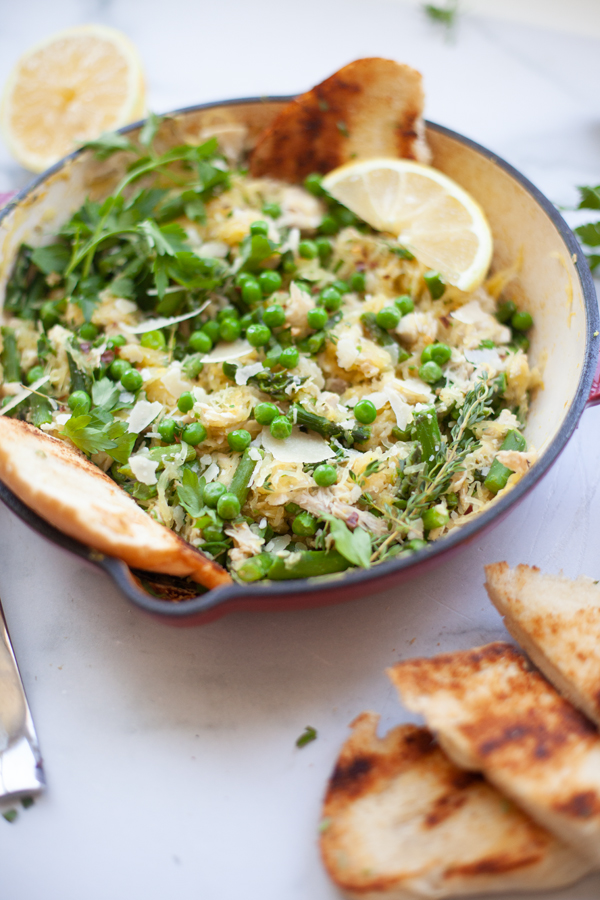 This skillet has all of the macro friendly spring flavors you're looking for www.lillieeatsandtells.com