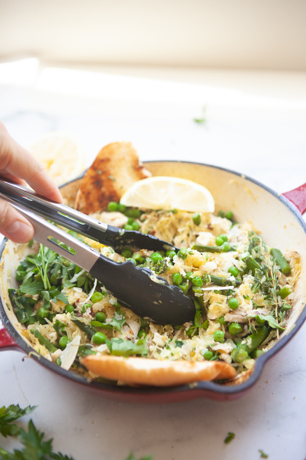 This spring skillet meal will be a crowd favorite! www.lillieeatsandtells.com