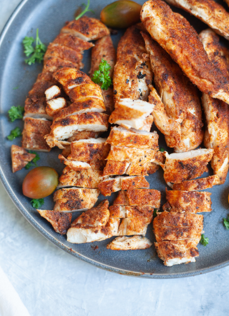 This blackened chicken recipe comes together in mere minutes for a flavorful, quick dinner. www.lillieeatsandtells.com
