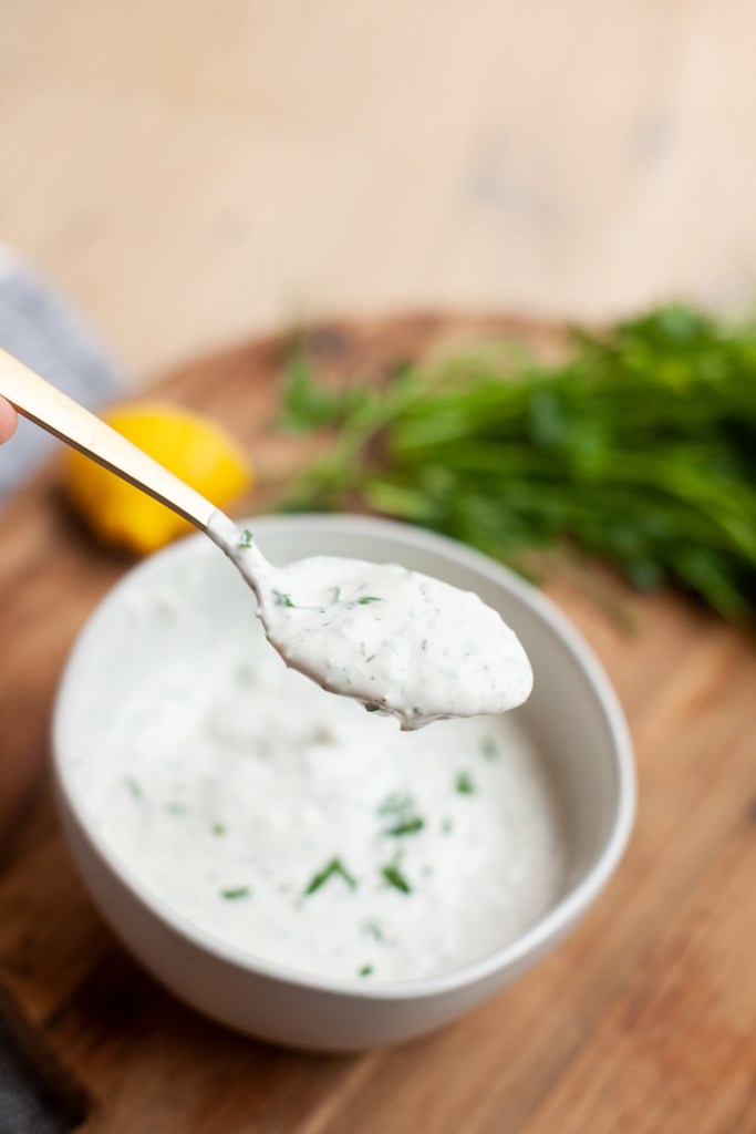 macro friendly creamy blue cheese dressing recipe by www.lillieeatsandtells.com