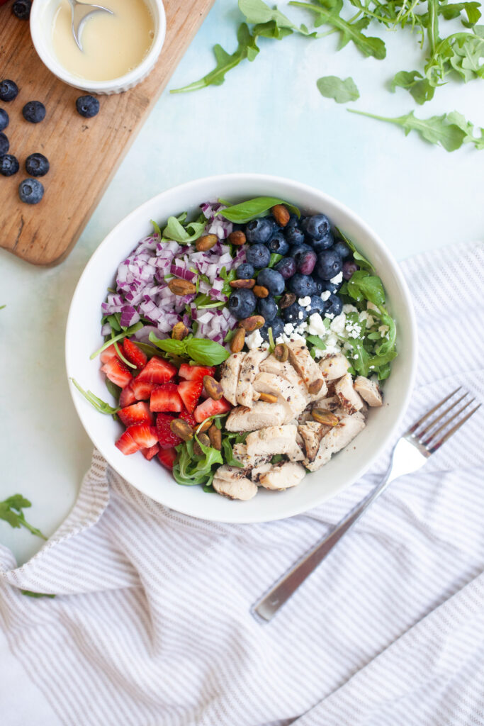 easy and macro friendly berry and goat cheese salad with grilled chicken and blueberries. Recipe by www.lillieeatsandtells.com