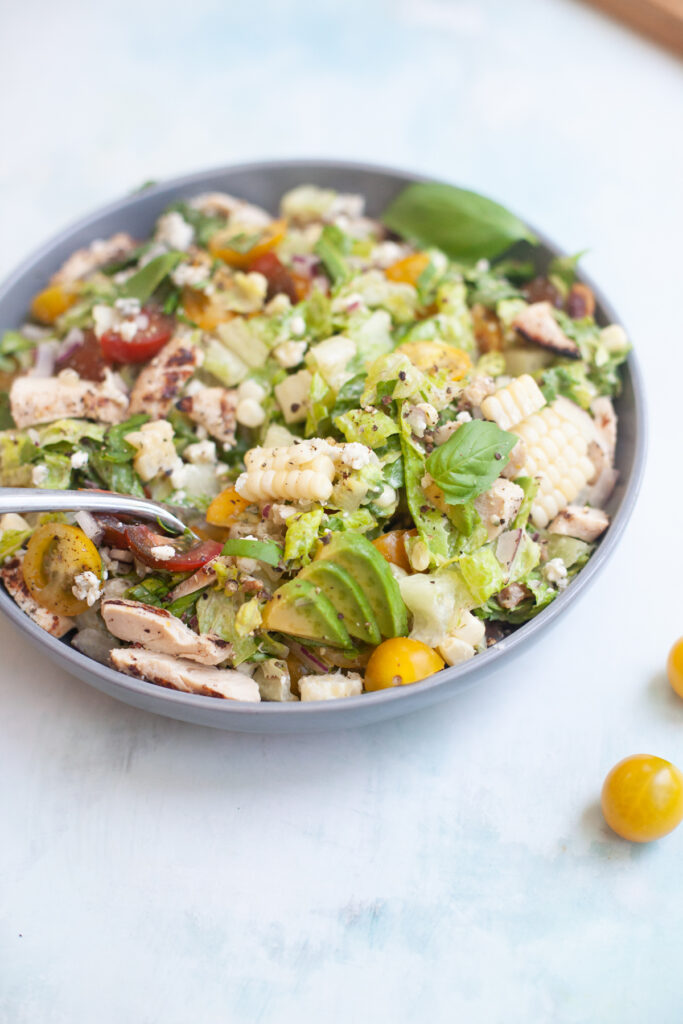 macro friendly BLT chopped salad with creamy blue cheese dressing by www.lillieeatsandtells.com