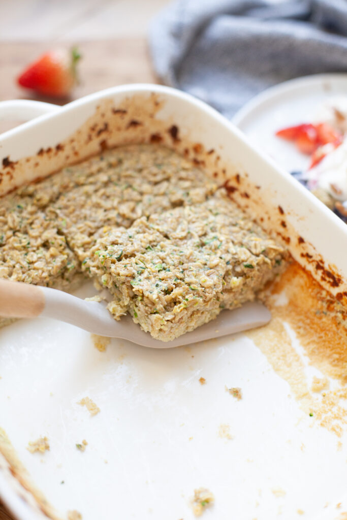 macro friendly treat snickerdoodle zucchini baked oats recipe by www.lillieeatsandtells.com