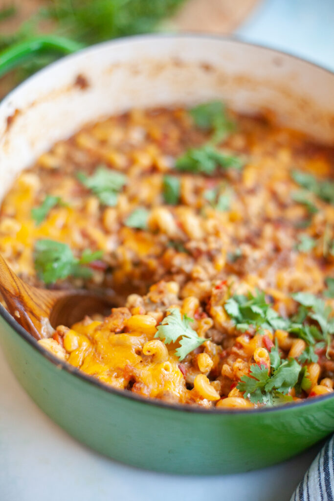 easy lean chili mac recipe by www.lillieeatsandtells.com macro friendly comfort food