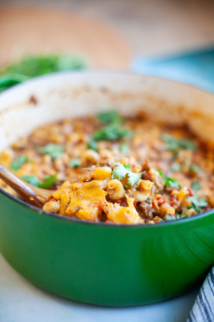 easy lean chili mac recipe by www.lillieeatsandtells.com macro friendly comfort food