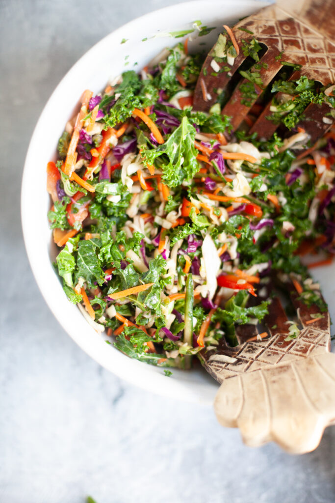 This Asian slaw is fresh, crunchy, and healthy! www.lillieeatsandtells.com