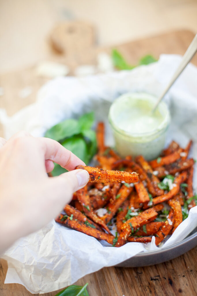 Parmesan roasted carrot fries with amazing basil yogurt dipping sauce that fit your macros. www.lillieeatsandtells.com