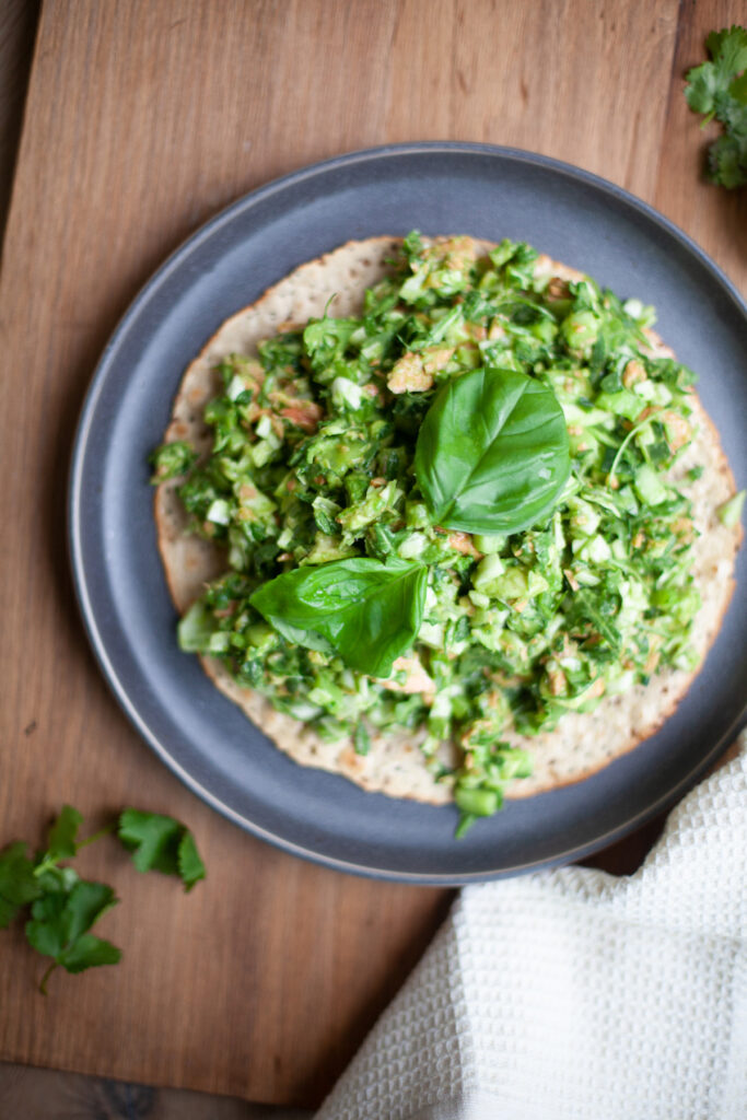 If you love fresh and filling salads you have to try this Choppy Chopped Salmon Salad Flatbread. www.lillieeatsandtells.com