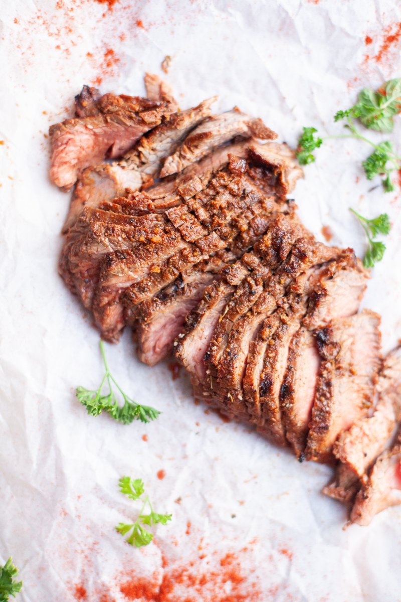 This recipe for the best marinated flank steak is delicious and macro-friendly. www.lillieetasandtells.com