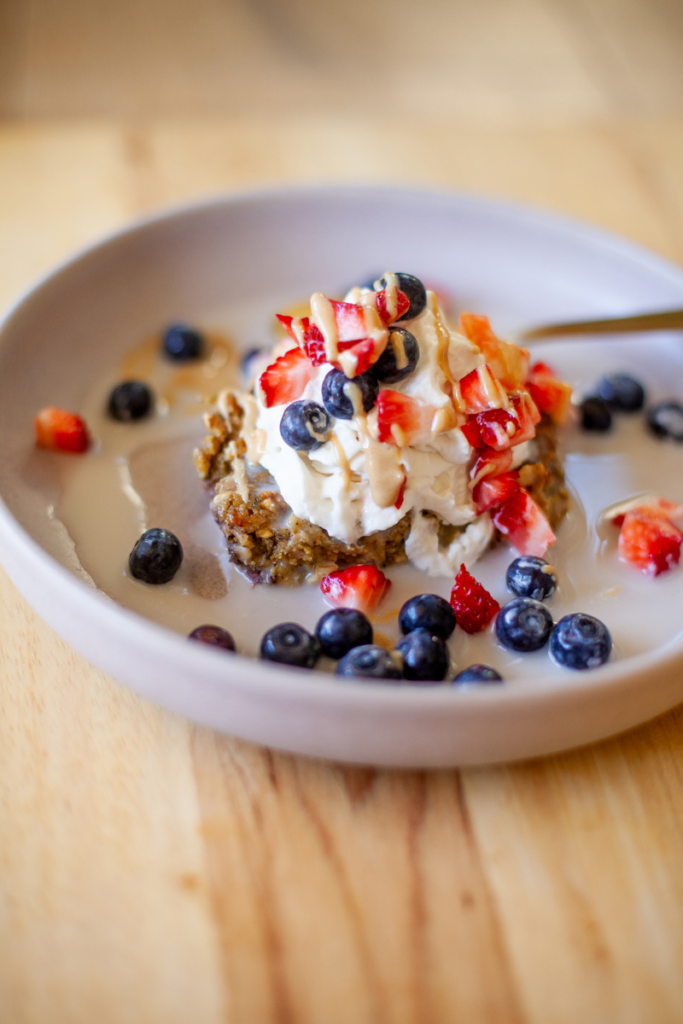 These dairy-free lemon blueberry baked zucchini oats are perfect. www.lillieeatsandtell.com