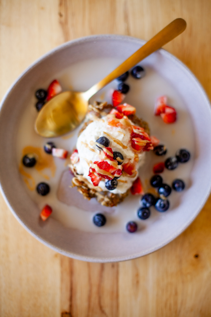These dairy-free lemon blueberry baked zucchini oats and macro-friendly. www.lillieeatsandtell.com