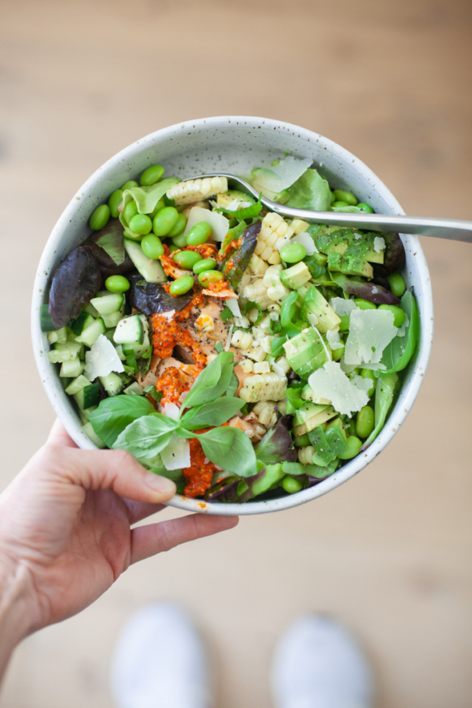 Take a bite of this macro-friendly salmon romesco salad. www.lillieeatsandtells.com