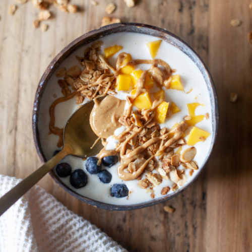 meet your macros with a mango smoothie bowl www.lillieeatsandtells.com