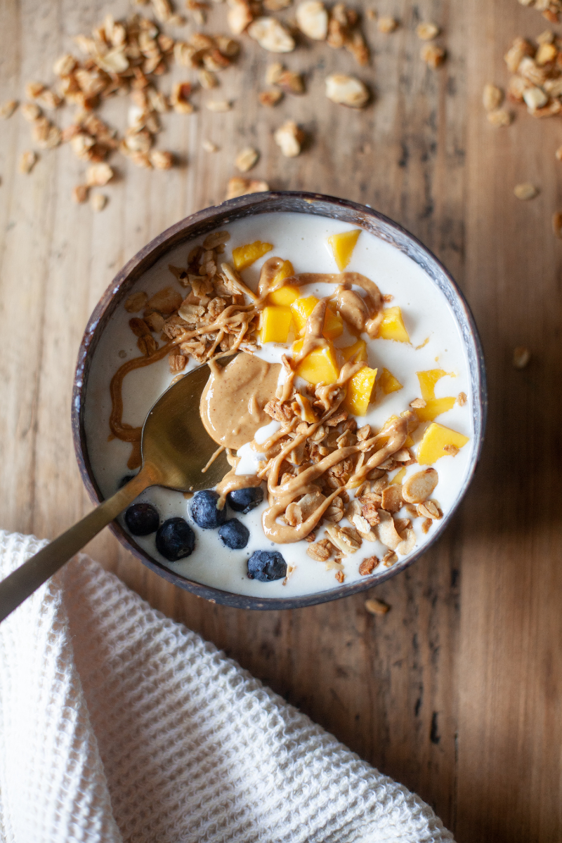 meet your macros with a mango smoothie bowl www.lillieeatsandtells.com