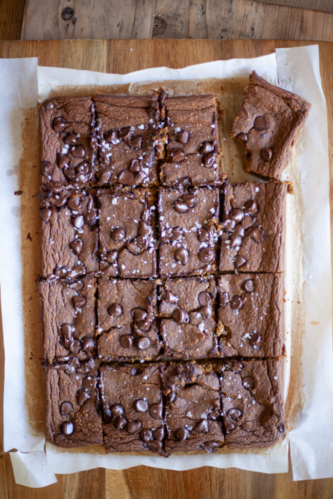 Pumpkin pie breakfast bars cut into 16 servings.