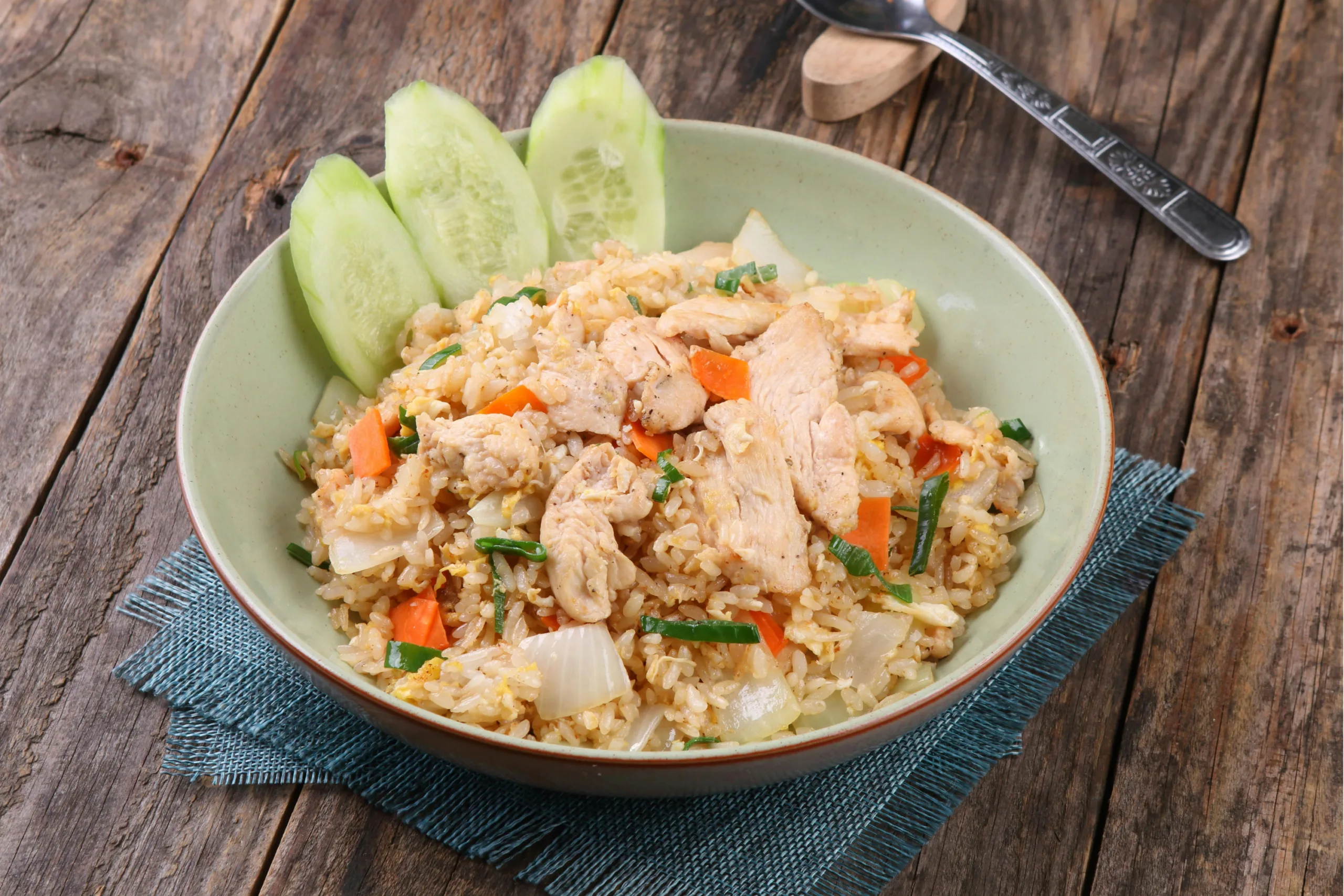 Bang Bang Chicken Bowls Recipe, Fat: 12g, Carbs: 40g, Protein: 45g, Calories 460