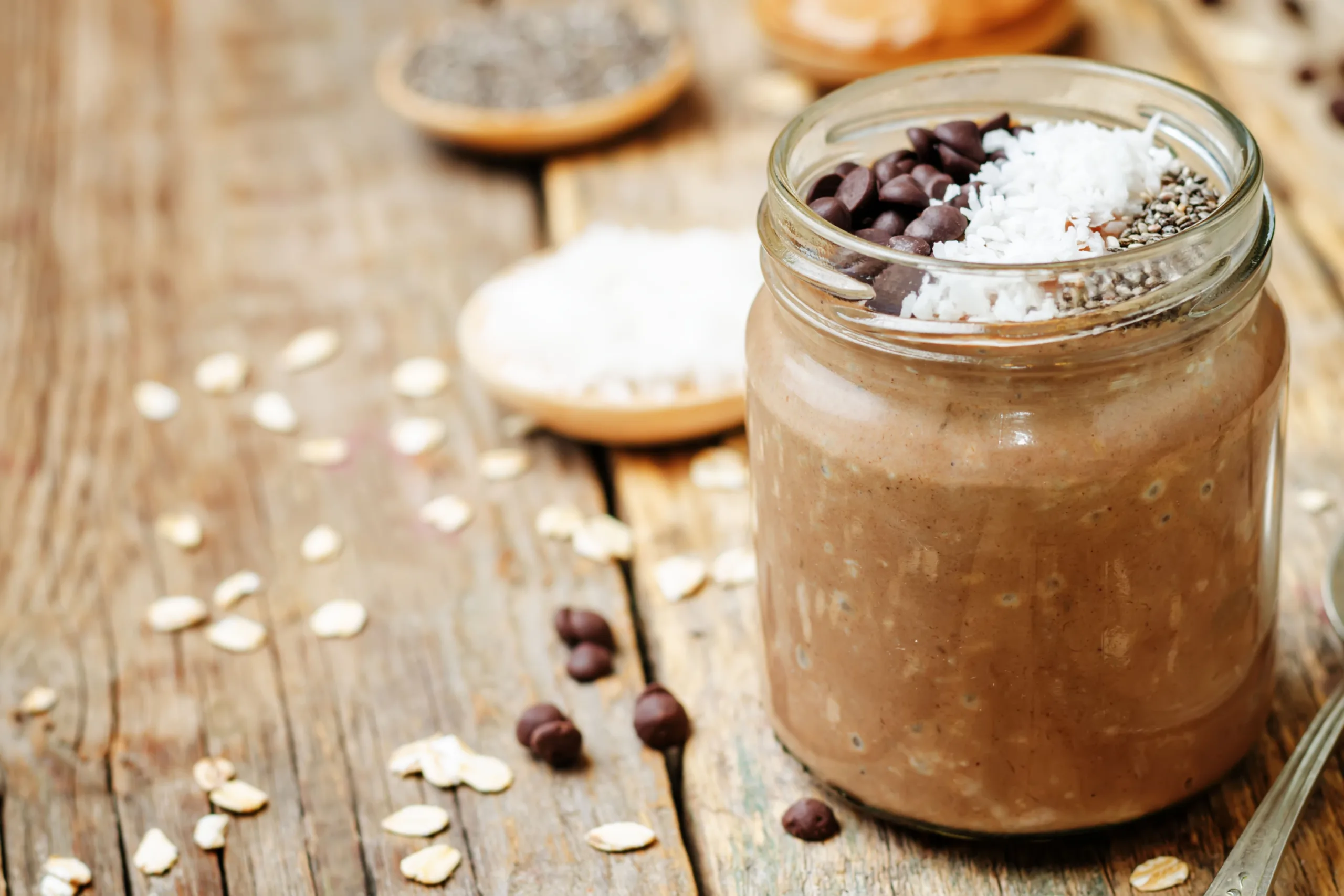 High-Protein Choc Chip Overnight Oats Recipe, Fat: 14g, Carbs: 45g, Protein: 32g, Calories 439